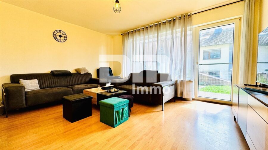 Hochwertiges Drei- bis Vierfamilienhaus in erhobener Ortsrandlage mit Panoramablick - Souterrain Wohnzimmer / Esszimmer /Zugang Terrasse